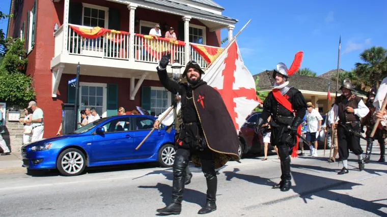 Un actor encarna a Pedro Menéndez de Avilés por las calles de San Agustín durante el 450 aniversario de la ciudad fundada por el marino asturiano