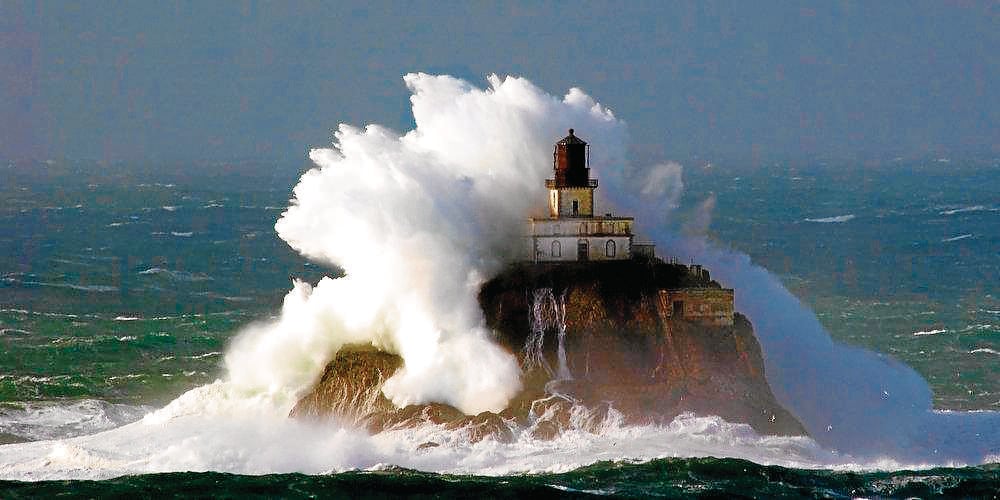 Tillamook Rock está en un islote a 2 kilómetros de la costa de Oregón