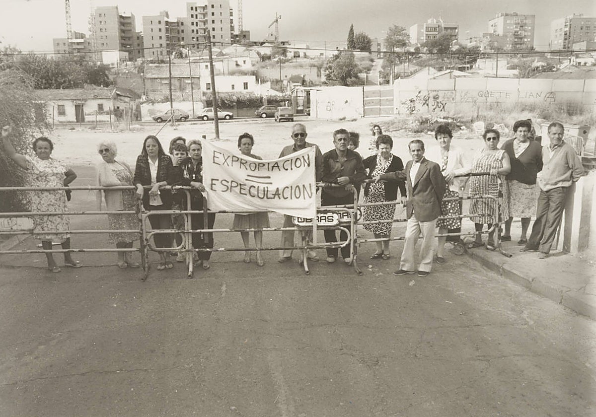 Los vecinos de Cerro Belmonte cortan la calle Villaamil, en las protestas de 1990