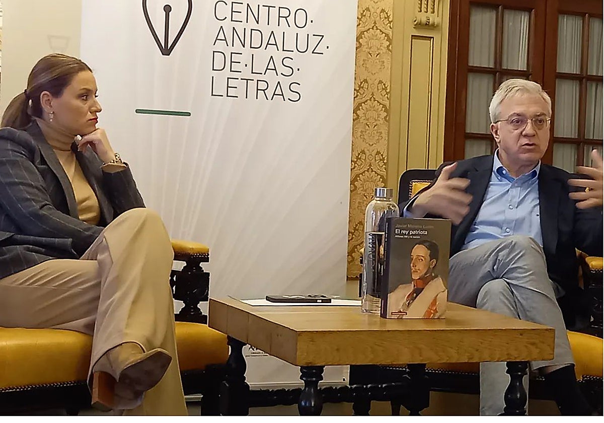 Minerva Salas López y Javier Moreno Luzón presentando el libro 'El rey patriota'