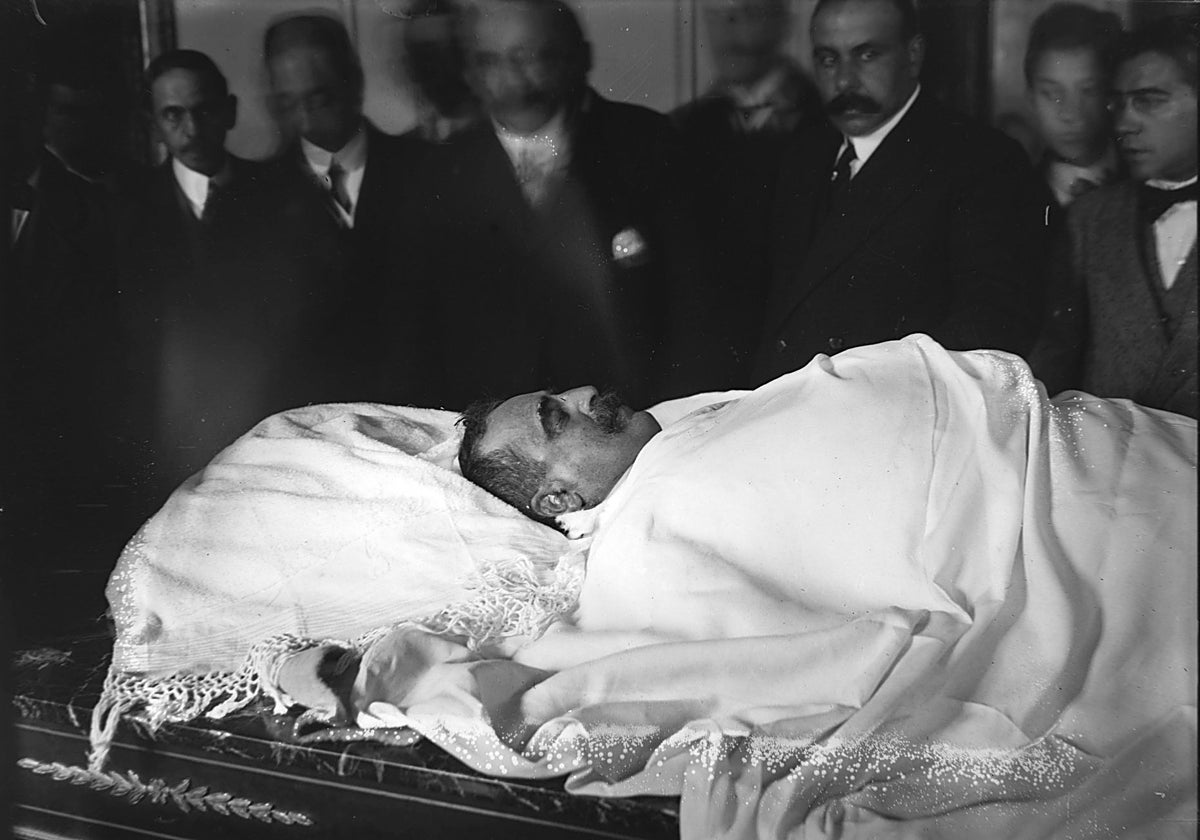 El cadáver de Canalejas, depositado en una de las mesas del Ministerio de la Gobernación