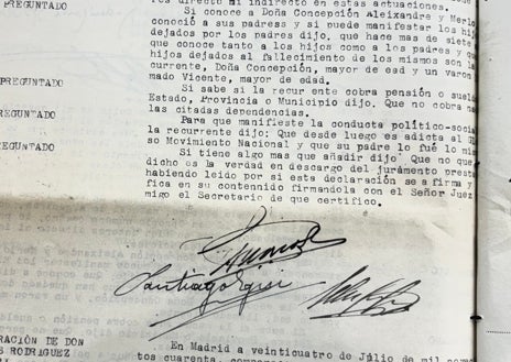 Imagen secundaria 1 - Diferentes extractos en los que queda patente la adhesión de la hermana de Vicente al Régimen. A la derecha, certificado de la pensióm