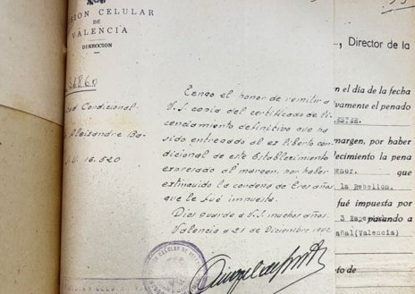 Imagen secundaria 1 - Diferentes extractos del sumario al que ha tenido acceso ABC: portada, una de las notas en las que se especifica su salida de la cárcel y carta manuscrita de la esposa de Ballester