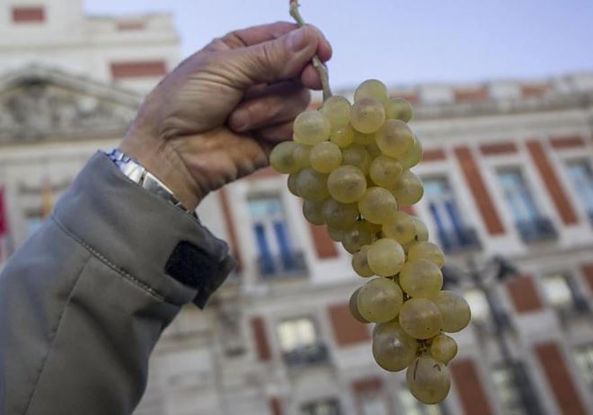¿Por qué en España tomamos 12 uvas en Nochevieja? El origen de esta tradición