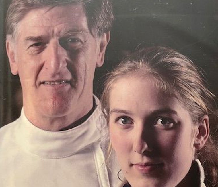 Cohen 2001'de kızı Mary ile birlikte. Üç kez ulusal bir kılıç şampiyonuydu