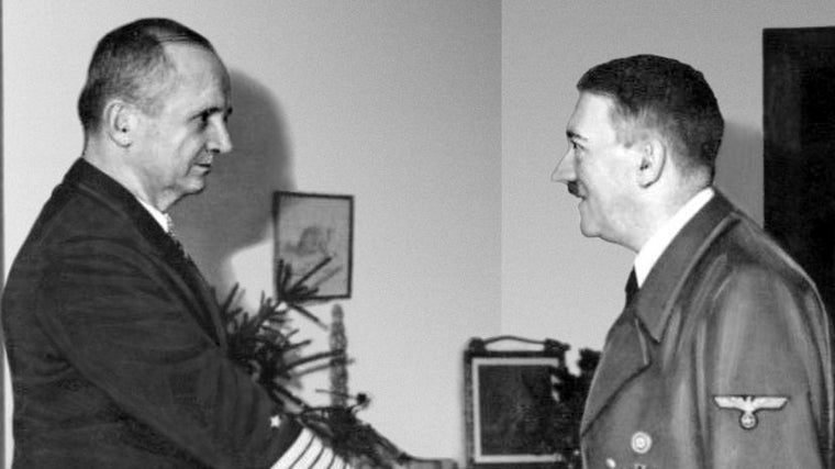 Hitler con Dönitz, su futuro sucesor, a principios de 1945