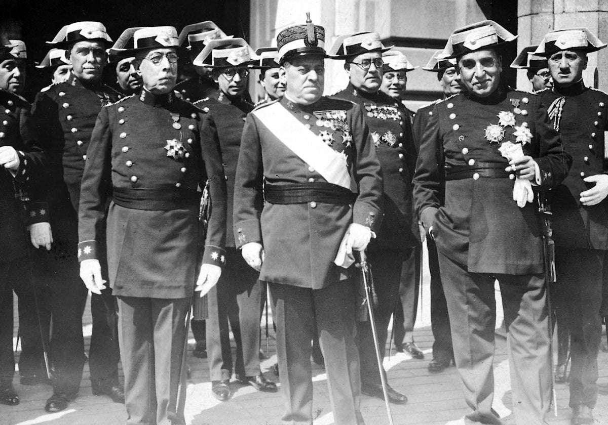 El general Sanjurjo, en 1931, tras serle impuesta la banda de Carlos III