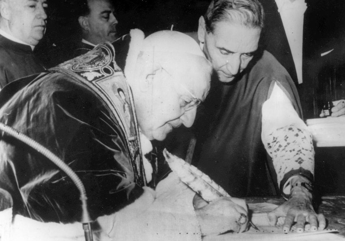 Su Santidad el Papa Juan XXIII estampa su firma en la convocatoria del Concilio Ecuménico de la Iglesia Católica