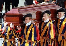 El extraño asesinato del jefe de la Guardia Suiza dentro del Vaticano que apenas se investigó