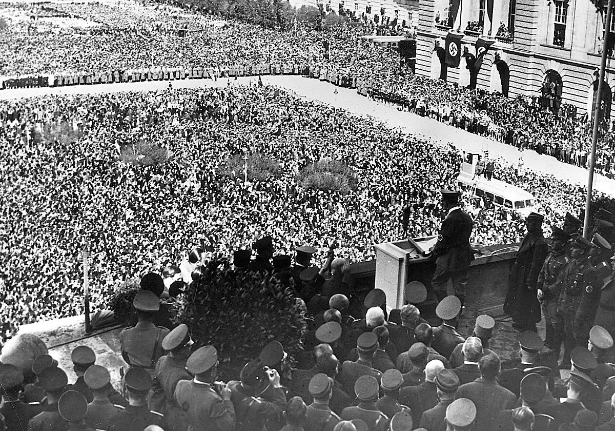 Adolf Hitler, durante su discurso a su llegada a Viena en marzo de 1938