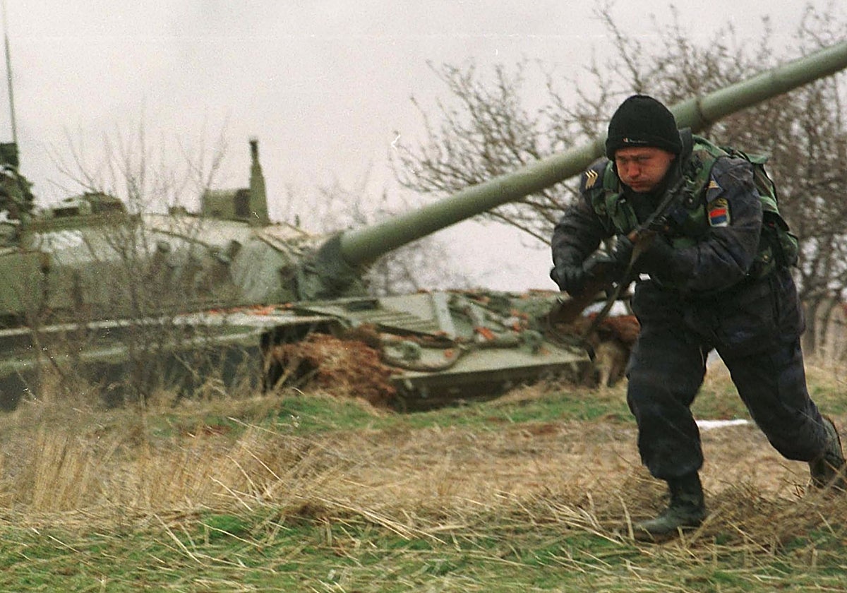 Un policía serbio armado con un AK-47 en 1999