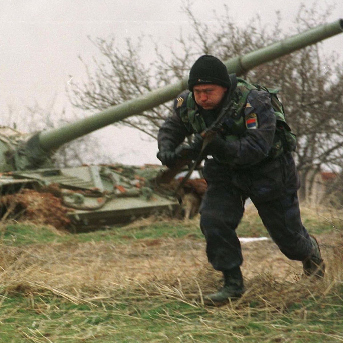 Un policía serbio armado con un AK-47 en 1999