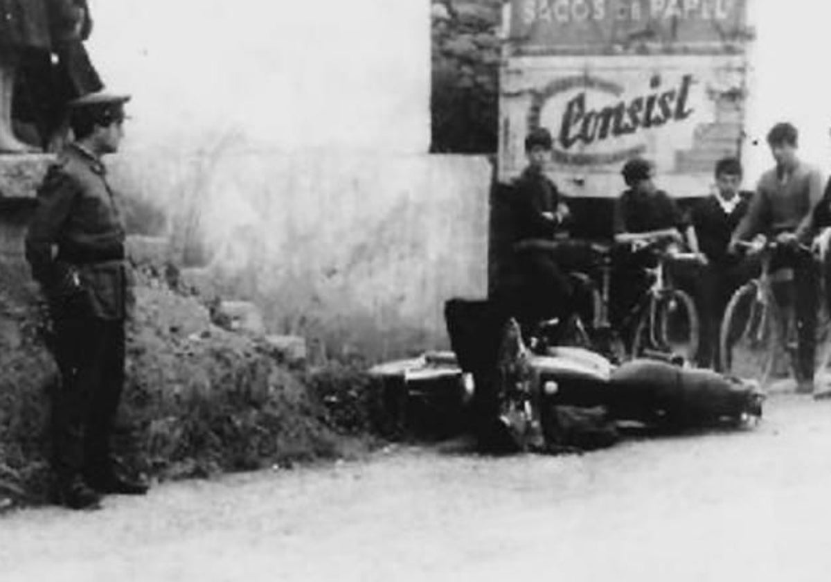 La moto que pilotaba Pardines al ser asesinado, en el asfalto de la N-I