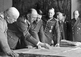 Hitler, organizando operaciones militares en la Segunda Guerra Mundial