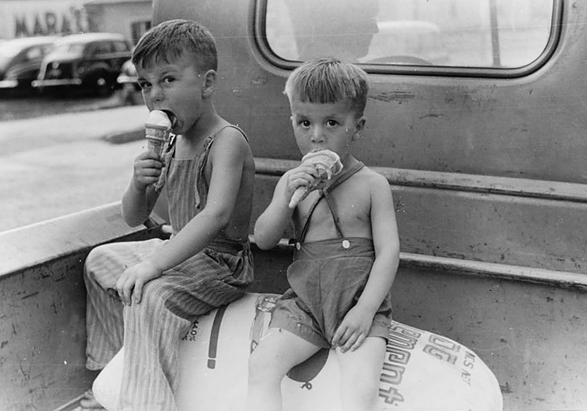 Niños campesinos comiendo conos de helado en el estado de Indiana, en 1941
