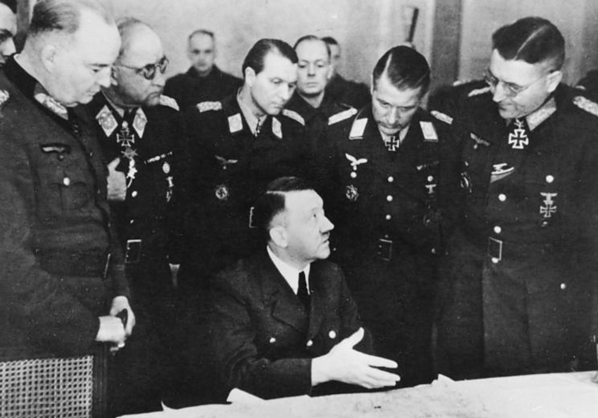 Adolf Hitler en una conferencia en el cuertel general del Grupo de Ejércitos Vístula