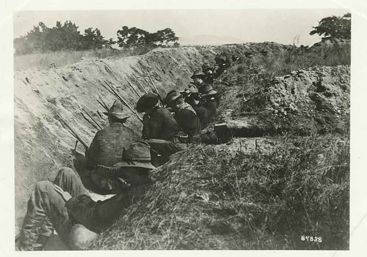 Voluntarios estadounidenses en las trincheras de San Juan, en 1898