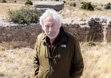 Julio Llamazares: en busca de la herida abierta por la guerra en la España vaciada