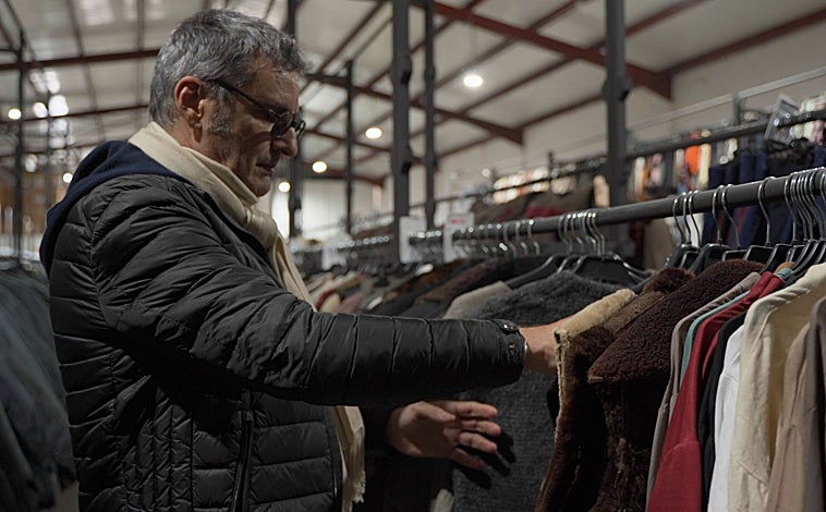 Imagen principal - Alberto Luna revisa varias prendas. Abajo, a la izquierda, lijado de una prenda en la sala de ambientación. A su derecha, varios objetos que completan la vestimenta