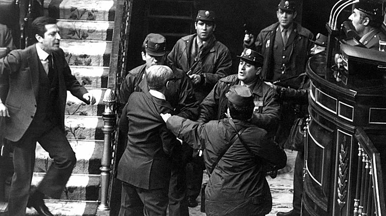 A la izquierda, Suárez se abalanza sobre Tejero