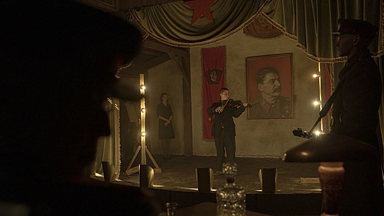 Un preso toca el violín en 'La Tregua'