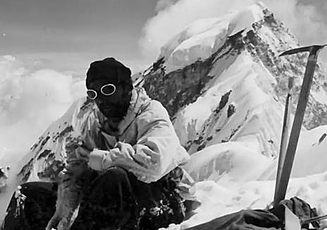 Imagen secundaria 1 - 1. El indio Kuntal Joisher ascendió al Everest con una dieta vegetal 2. Alpinistas alemanes con la bandera nazi en el Himalaya y 3. La montañera inglesa Fanny Bullock Workman, con un periódico que pide el «Voto para las mujeres», en la cima de Silver Throne