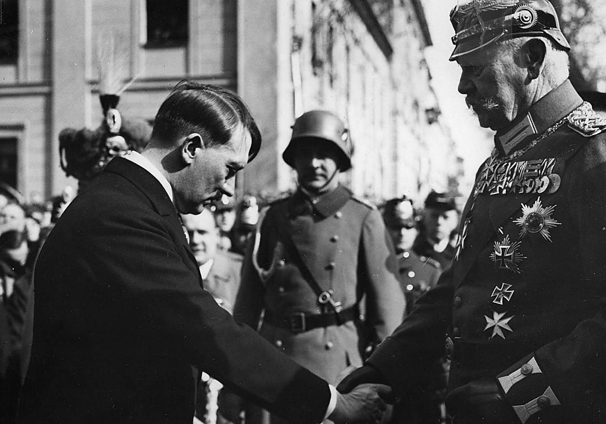 Hindenburg entrega el poder a Hitler en enero de 1933