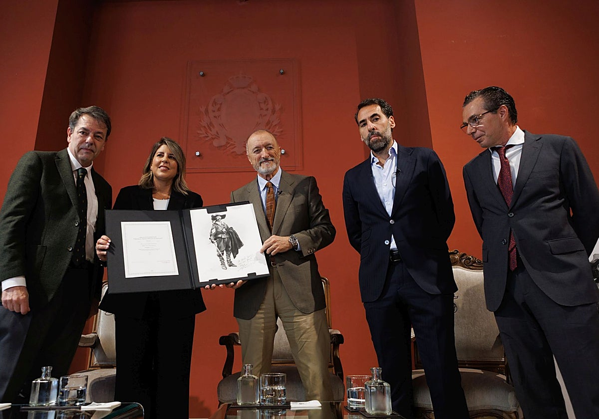 Presentación de la nueva estatua en Madrid, con Augusto Ferrer-Dalmau, Noelía María Arroyo, Arturo Pérez-Reverte y Salvador Amaya