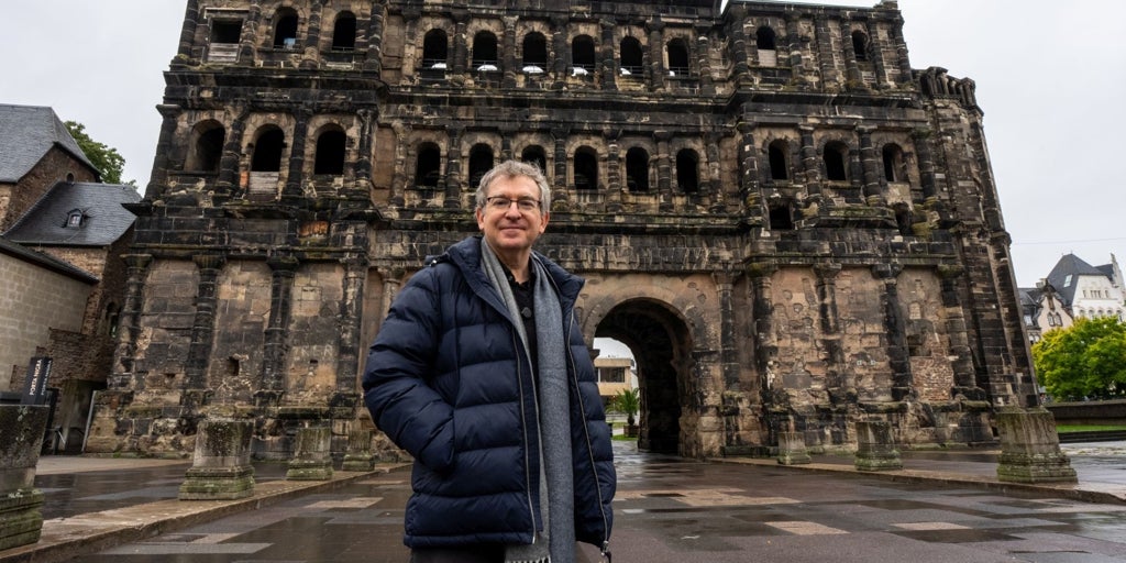 Santiago Posteguillo: «Julio César construyó un puente colosal en diez días. Un año después, muchos siguen cerrados por la Dana»