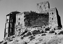 El secreto del castillo español que lleva mil años suspendido de una roca e ileso