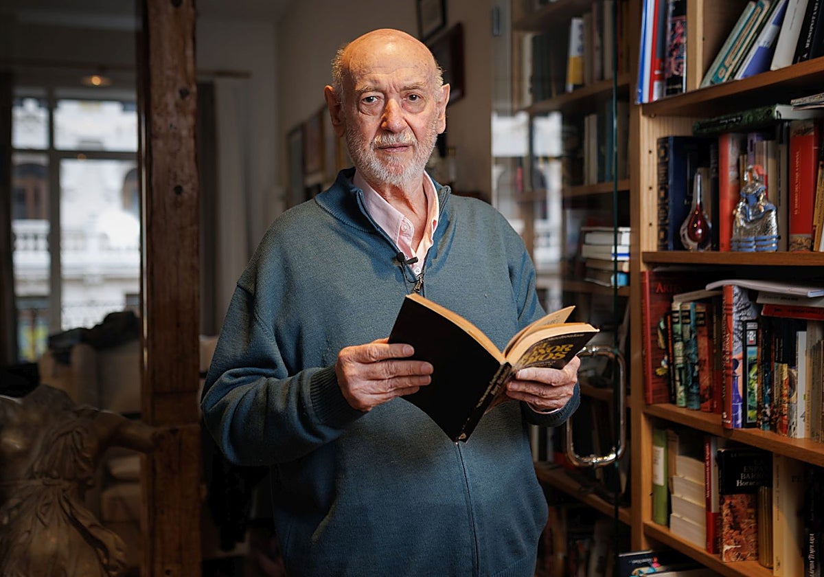 Juan Eslava Galán, durante la entrevista, en su casa en Madrid