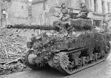 Un historiador superventas destruye tres mentiras sobre los tanques y la IIGM