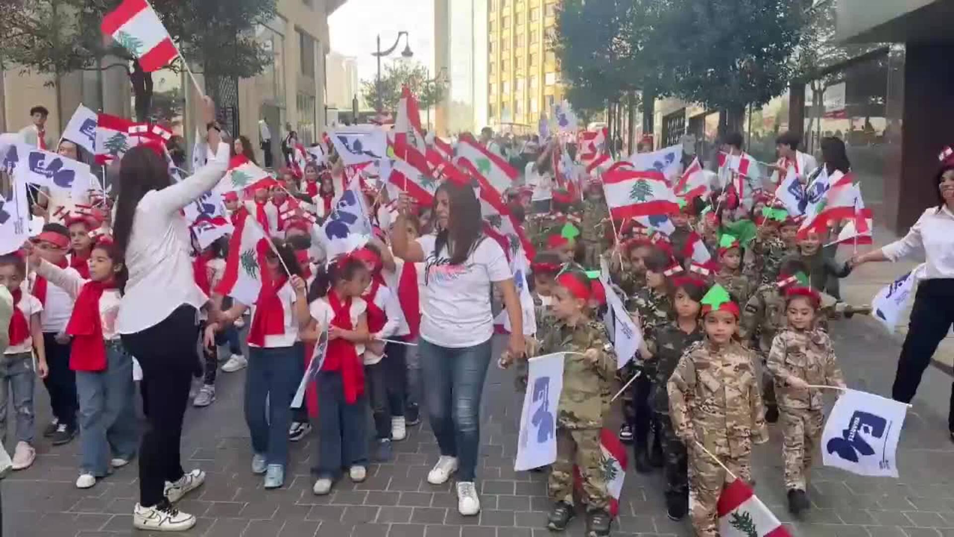 Estudiantes libaneses desfilan por las calles de Beirut para conmemorar el Día de la Independencia