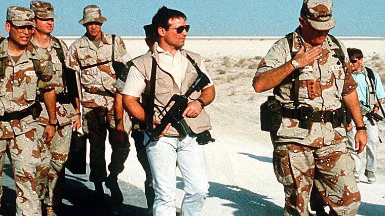 Bir Delta Force operatörü, Basra Körfezi Savaşı sırasında General Norman Schwarzkopf'un koruma ekibinde görev yaparken bir CAR-15 kullanıyor