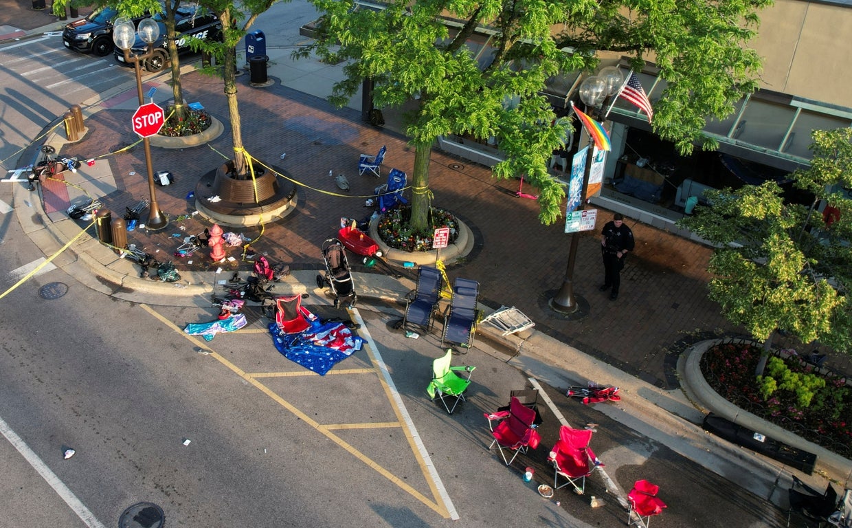 Objetos abandonados de las personas que huyeron del escenario del tiroteo en Chicago