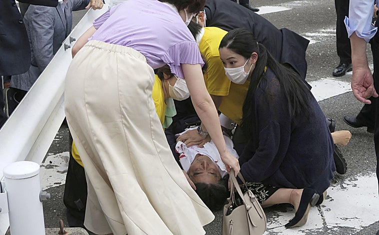 Imagen principal - Un error permitió al presunto magnicida acercarse hasta Abe y dispararlo. Los guardaespaldas lo redujeron inmediatamente