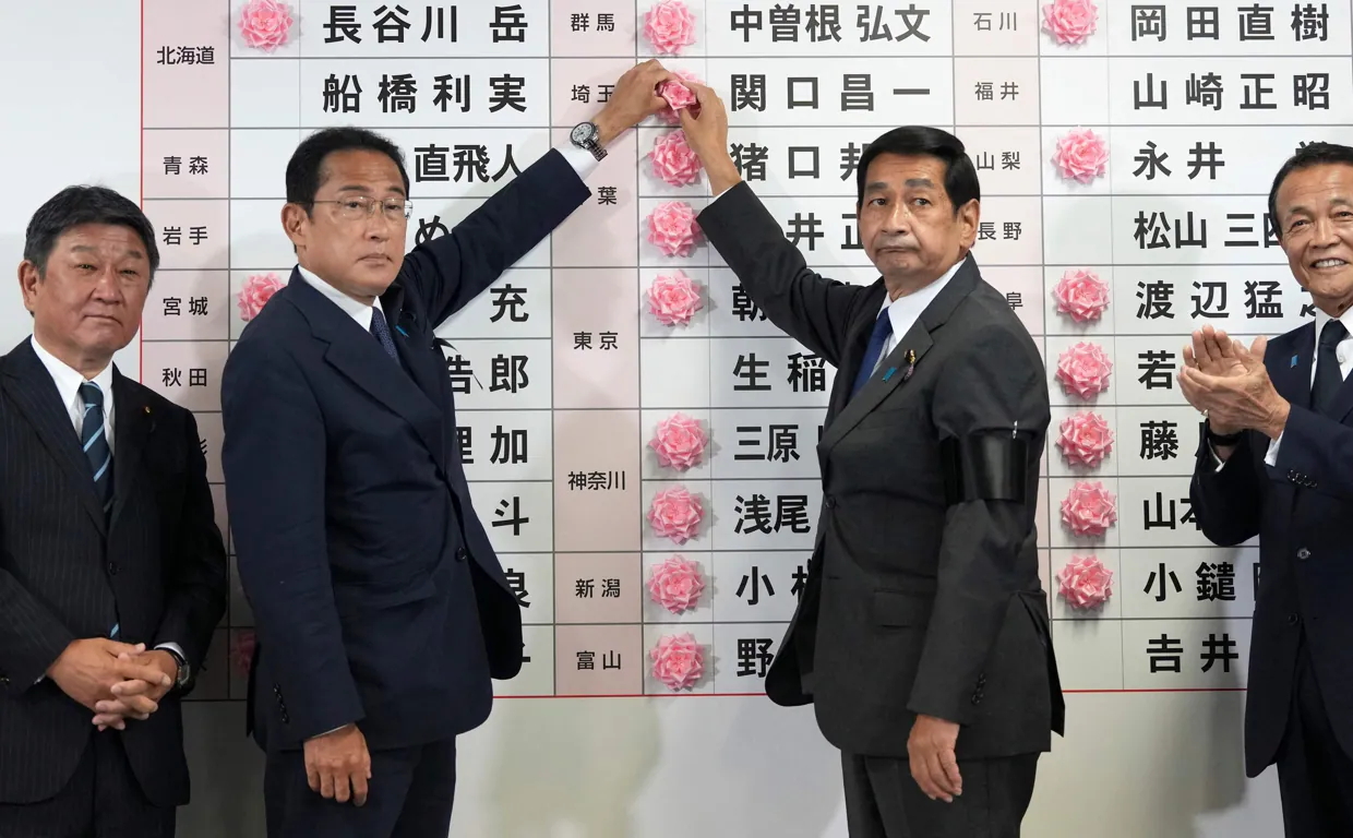 El primer ministro japonés, Fumio Kishida (izq.), celebra la victoria