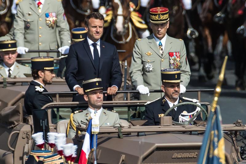 Macron desfilando junto a altos mandos del ejército francés