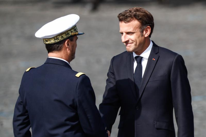 Macron saludando a las autoridades