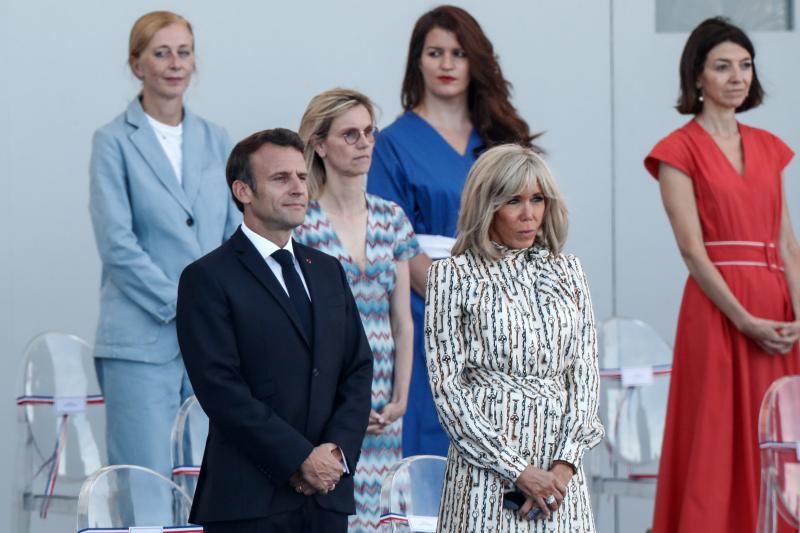 Brigitte Macron y Emmanuel Macron en el palco de autoridades