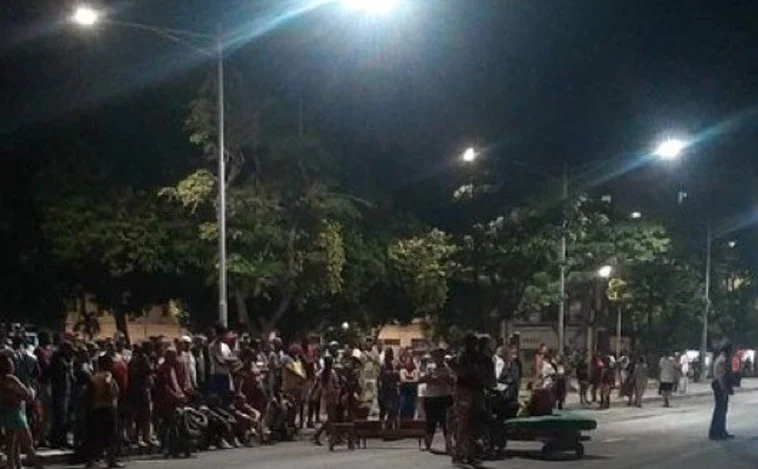 Cientos de cubanos salen a las calles a protestar contra los apagones eléctricos y el régimen corta las comunicaciones del país