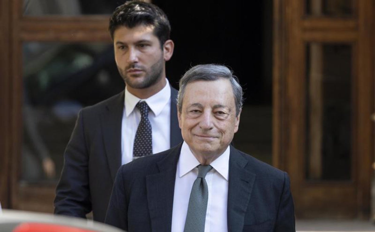 Mario Draghi a la salida de su casa en Roma