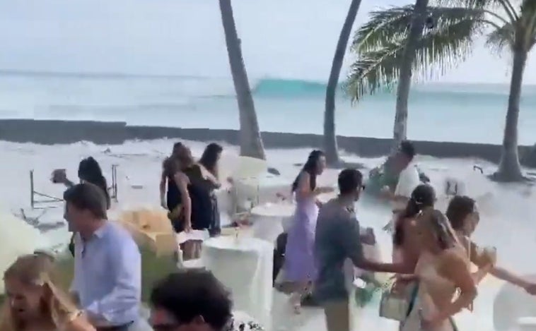 En vídeo: Las gigantescas olas en Hawaii que irrumpen en una boda