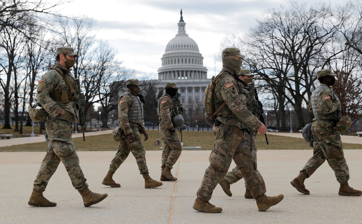 Soldados del Ejército de Estados Unidos controlan los alrededores de la Casa Blanca