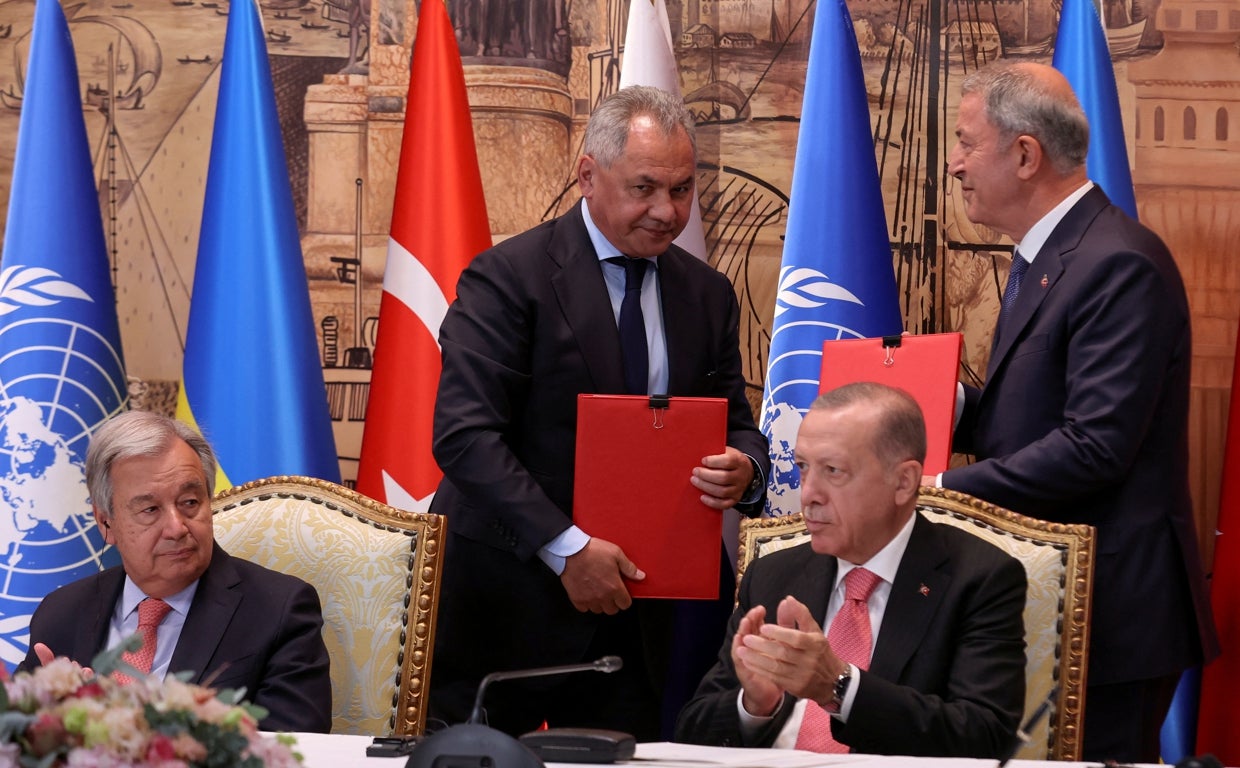 Momento de la firma del acuerdo en Estambul
