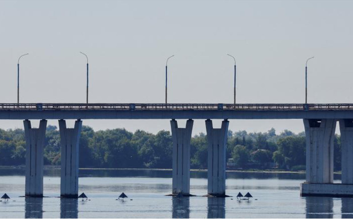 Una vista general muestra el puente Antonovsky, antes de los ataques y ahora cerrado para los civiles