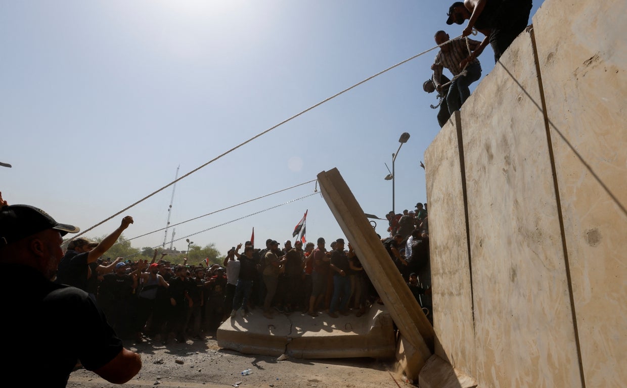 Los partidarios del clérigo chií Al Sadr vuelven a sembrar el caos en Bagdad con un nuevo asalto al Parlamento