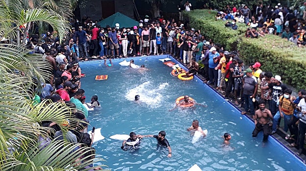 Un grupo de revolucionarios toma la residencia presidencial y se baña en la piscina