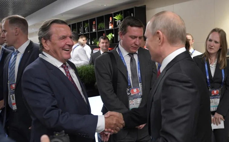 Schröder pide una «solución negociada» tras reunirse con Putin en Moscú