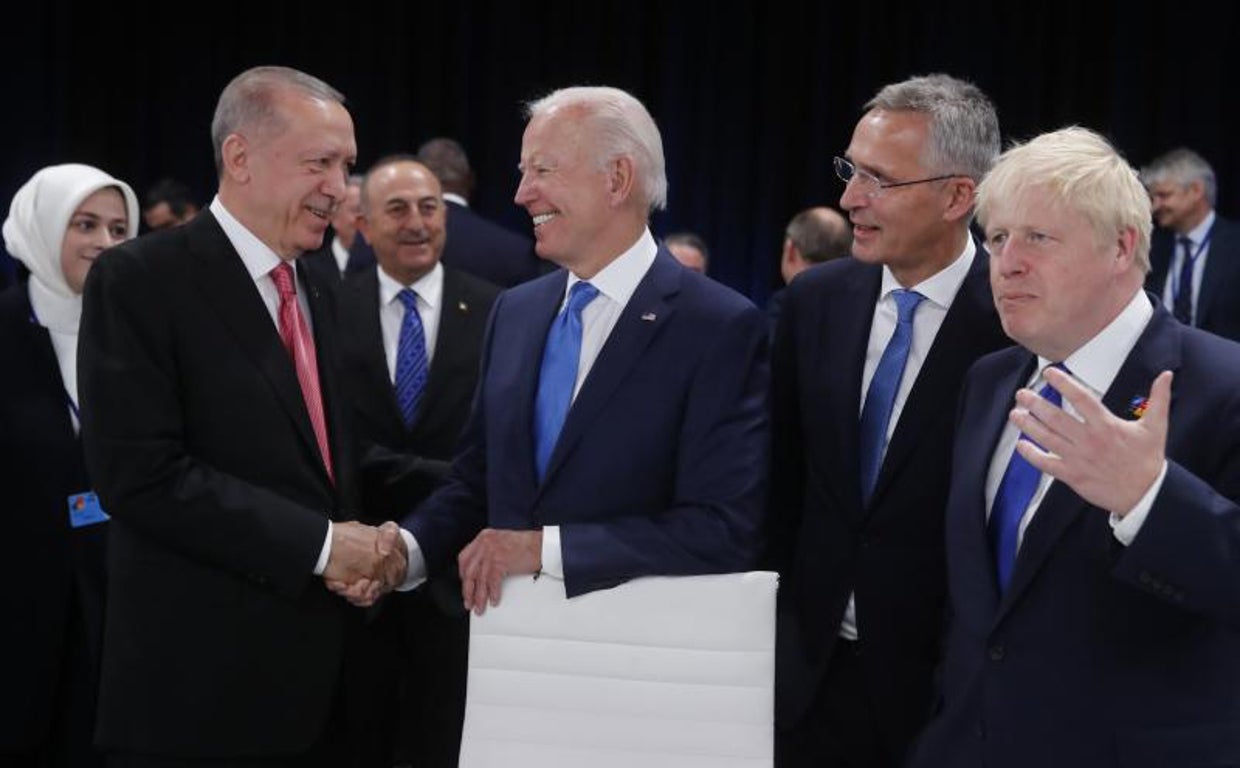 Erdogan junto a Joe Biden, presidente de Estados Unidos, Jens Stoltenberg, secretario general de la OTAN y Boris Johnson, primer ministro de Reino Unido, en la cumbre de la OTAN en Madrid